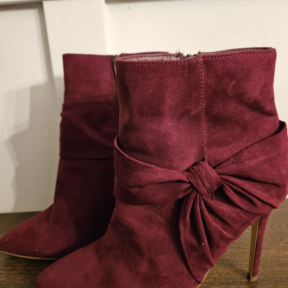 Size 11 cute Burgundy velvet Bootie